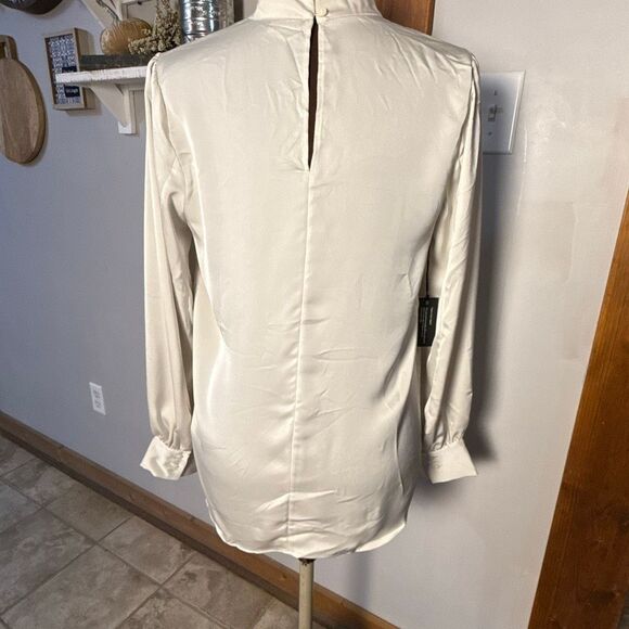 NWT Babaton aritzia Bassman keyhole long sleeve shirt size medium cream puff sle - Picture 6 of 11